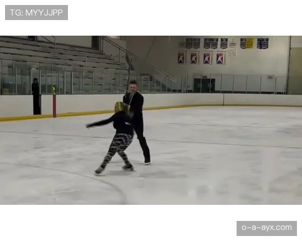 托尼娅·哈丁带着大牌袋子进便利店——我嘴角抽搐了